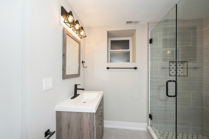 Building Photo - 1435 N Washtenaw Ave