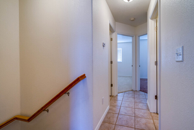 Building Photo - 3 Bedroom 2.5 Bathroom - Hidden Valley Tow...