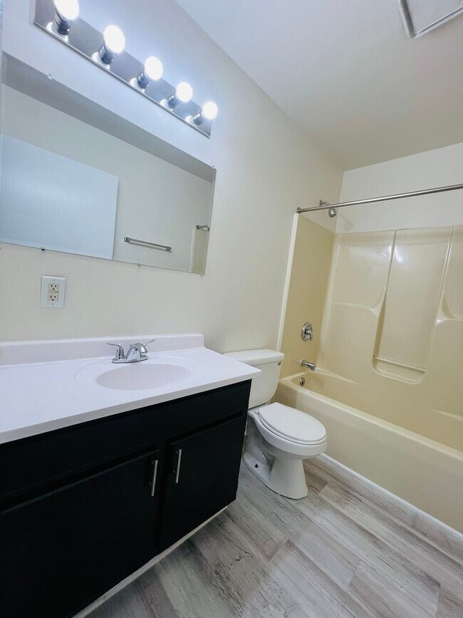 Building Photo - KHR-2711/2713-48-S