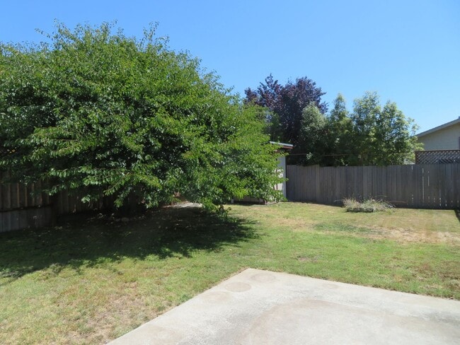 Building Photo - Beautiful 2 bed 1 bath end unit Townhome i...