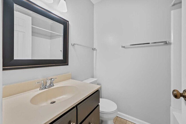 Building Photo - Convenient location