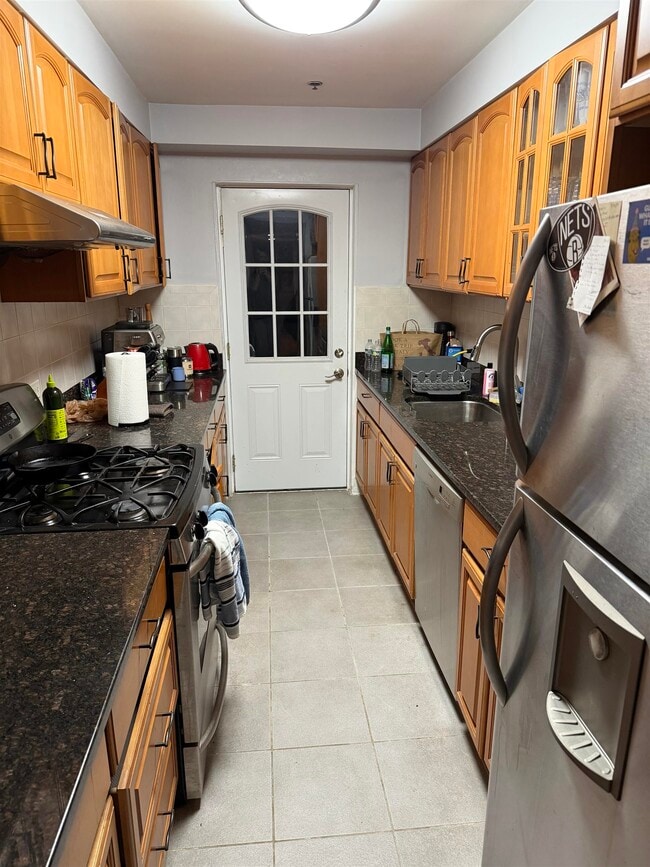 Building Photo - 528 Garden St