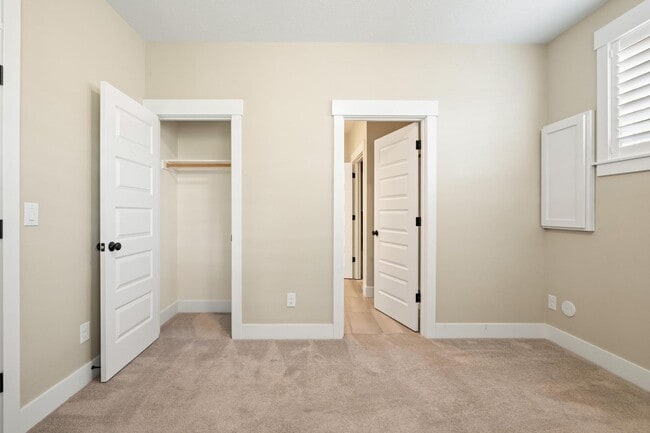 Building Photo - Spacious 4-Bedroom Dream Home – Perfect fo...
