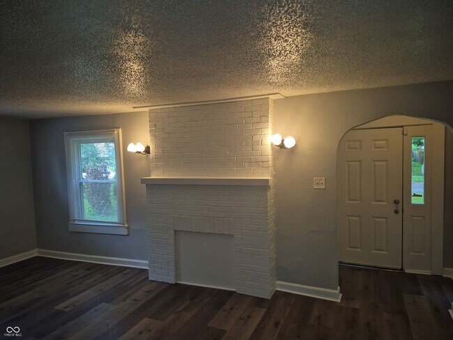 Building Photo - 3338 N Kenwood Ave