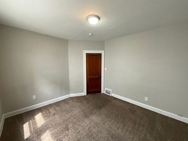 Building Photo - 9613 Sladden Ave