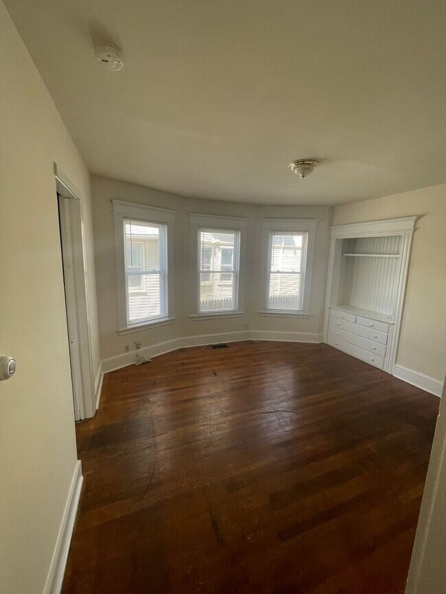 Building Photo - Noble Ave. 1024-1026