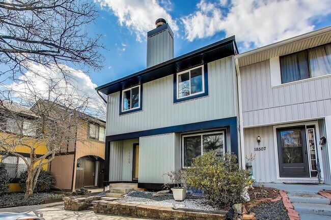 Building Photo - 3 bed + 2 Full + 2 half Bath - End Unit TH