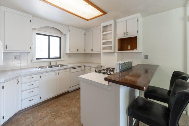Building Photo - 643 N 200 E