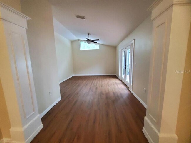 Building Photo - 10 Wayler Pl