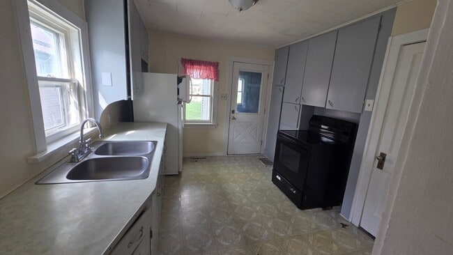 Building Photo - 2 bedroom 1 bath house