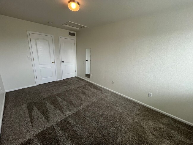 Building Photo - 5 Bed, 3.5 Bath with A/C, Available Now! -...