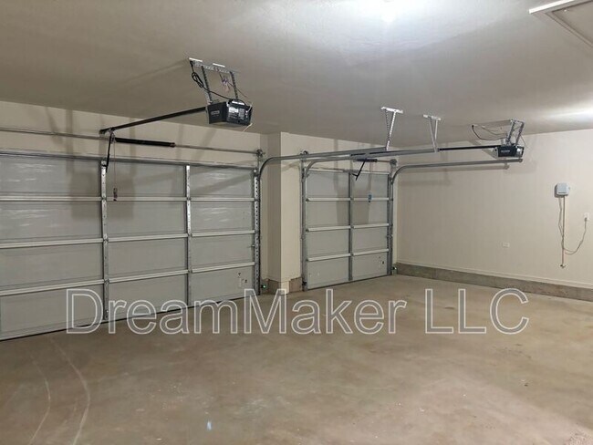 Building Photo - 3002 Holw Crst Ln