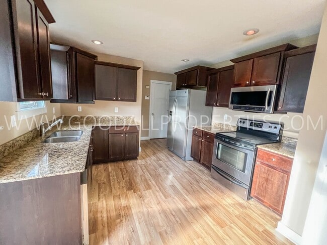Building Photo - 1903 SE Clover Ridge Dr