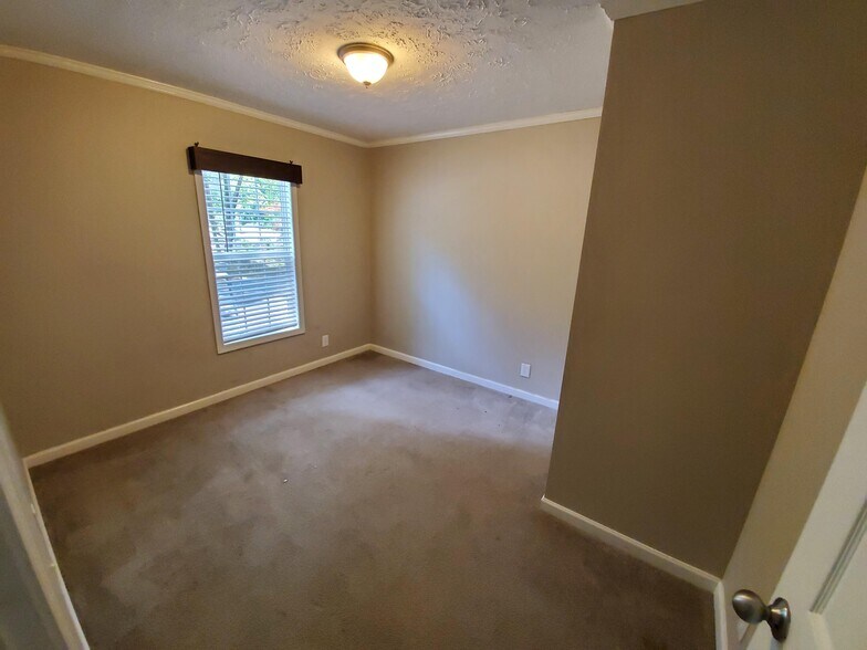 Building Photo - 284 Jordanshire Cir