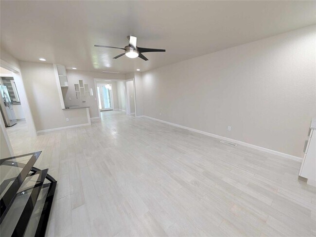 Building Photo - 2201 W Rockypoint Dr