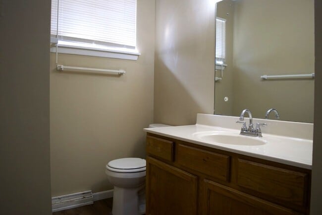 Building Photo - Nice 3 Bedroom 2.5 Bathroom Townhome