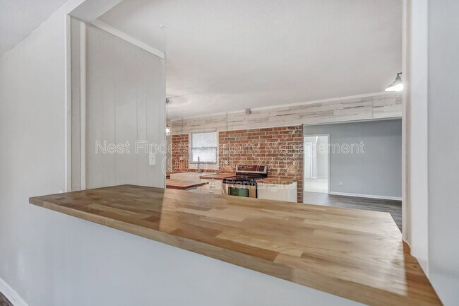 Building Photo - 3312 Pickwick Dr S