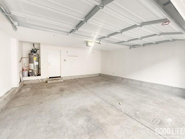 Building Photo - Beautiful 4B/4BA Home w/ Canyon Views & Great Layout!