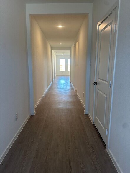 Building Photo - 830 Heaven Dr