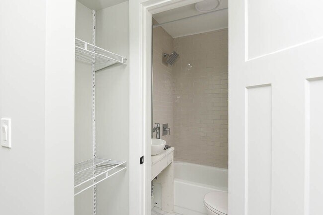 Building Photo - 508 W Belmont Ave
