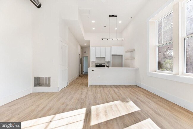 Building Photo - 2300 W 17th St