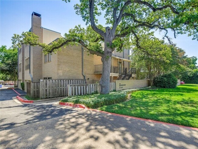 Building Photo - 611 E 45th St