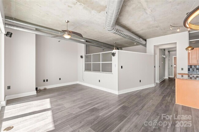 Building Photo - 505 E 6th St