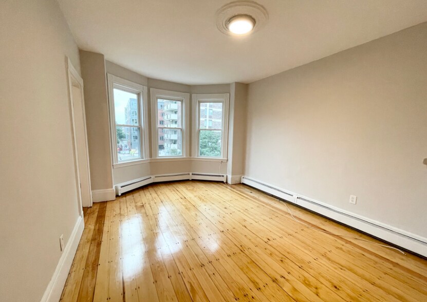 Building Photo - 1572 Tremont St