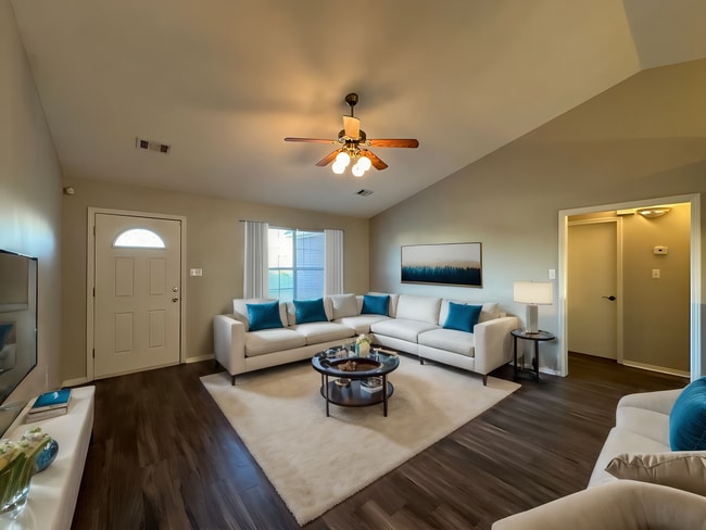 Building Photo - Gorgeously Updated 3 Bed 2 Bath 2 Car Garage