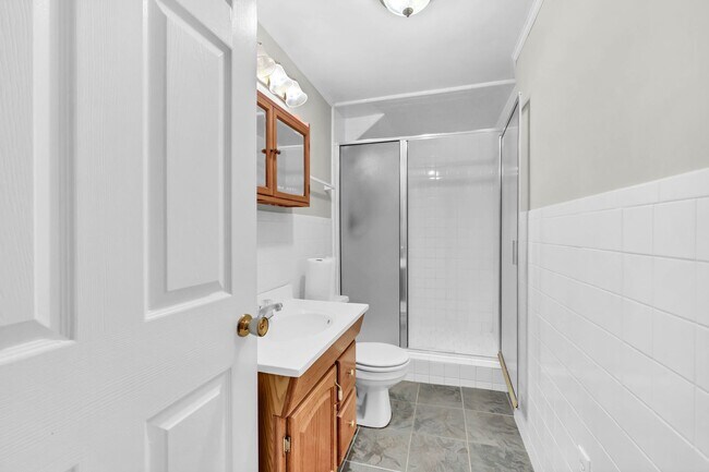 Building Photo - 780 Rossview Rd