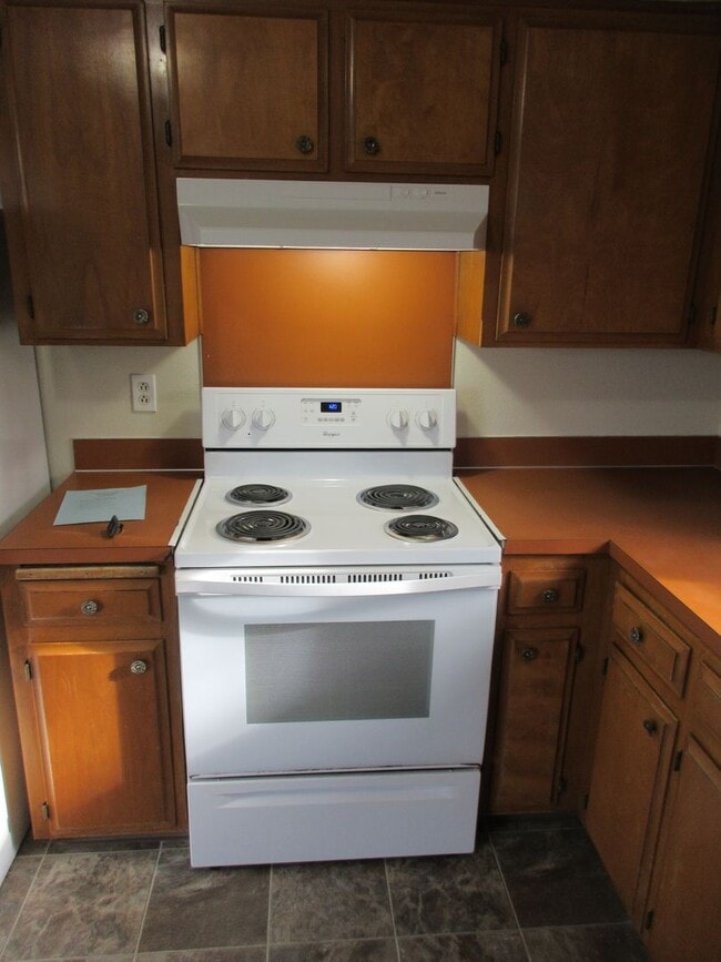 Building Photo - 1/2 Off 1st Month's Rent - Two Bedroom w/ Garage