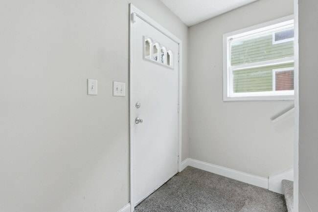 Building Photo - 3-Bedroom w/ New Kitchen Appliances