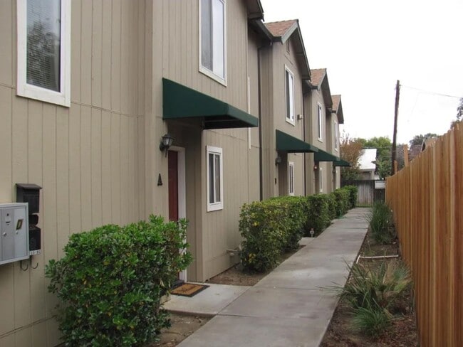 Building Photo - 461 Summertree Ln