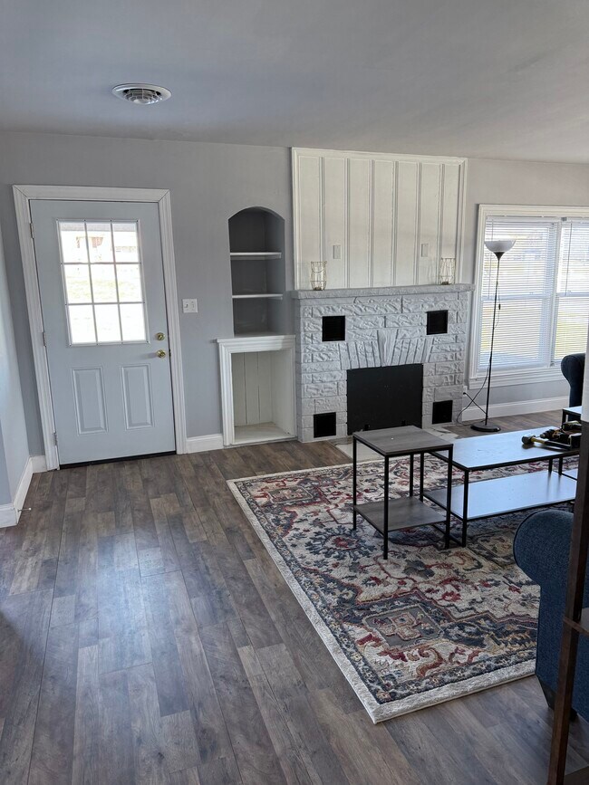 Building Photo - 606 E Main Street Ext