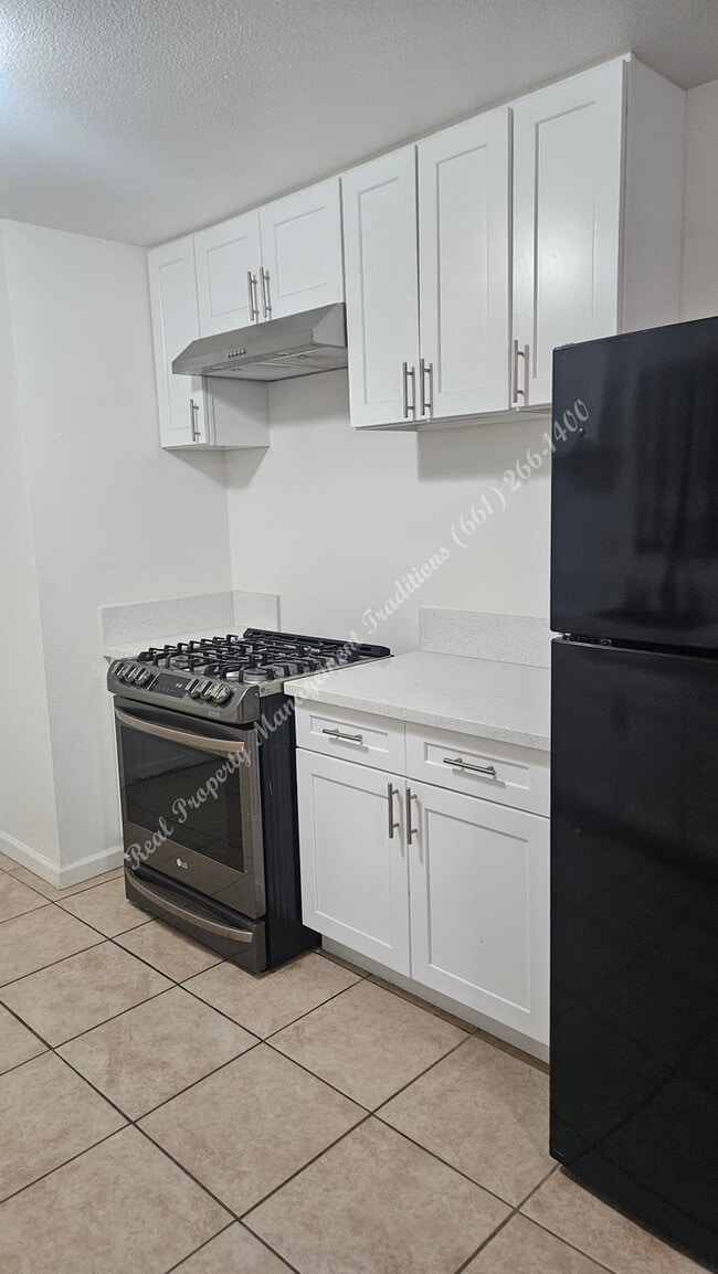 Building Photo - *** Please call us @ 661-266-1400 for information on availability, showings and applications proc...