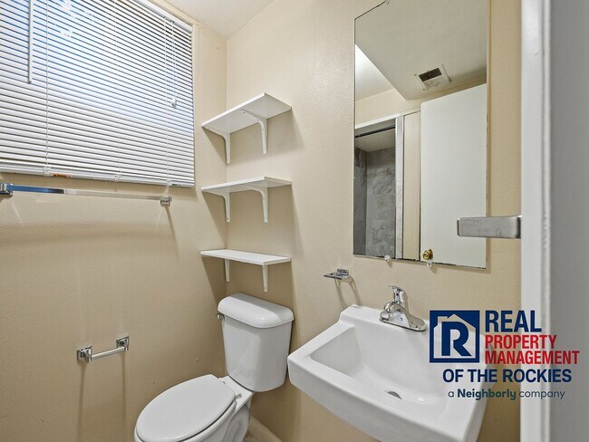 Building Photo - Recently Updated 4 Bed 3 Bath House in W. ...