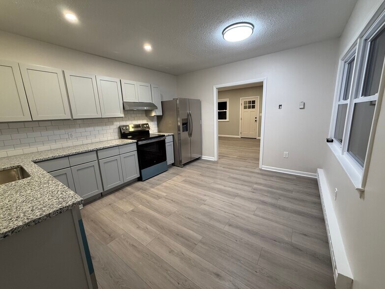 Building Photo - 735 Stafford Rd