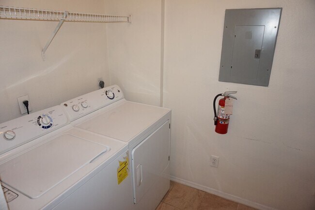 Building Photo - 400 Summit Ridge Pl