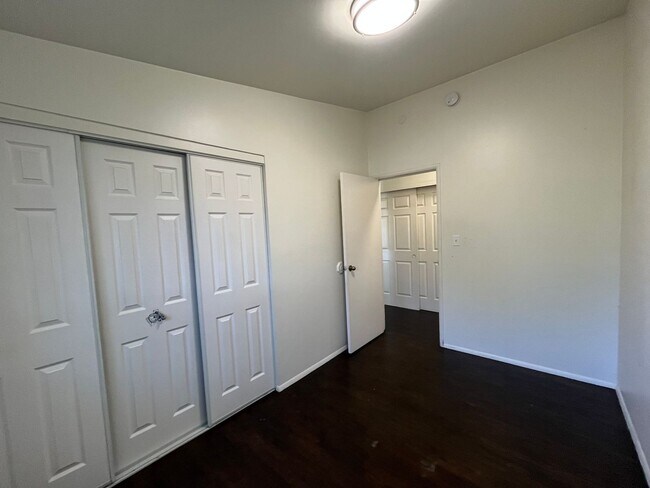Building Photo - Three Bedroom House