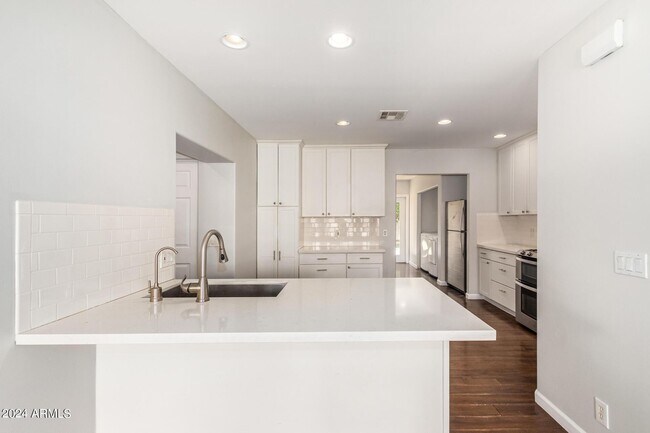 Building Photo - 4128 N 46th Pl