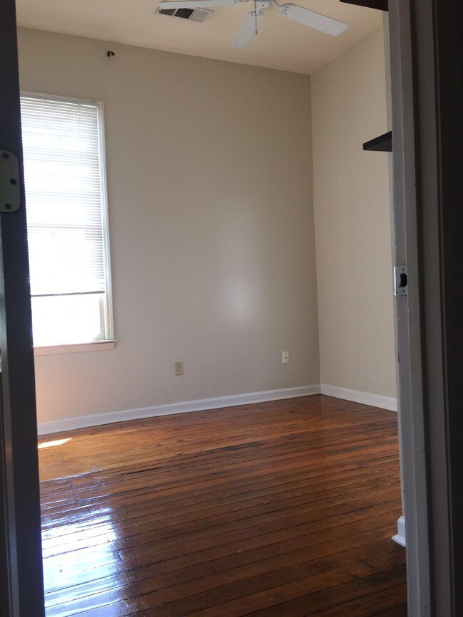 Building Photo - 413 E 38th St