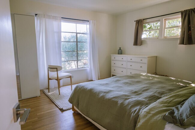 Building Photo - 3 Bedrooms + 2 Bathrooms | Midtown Ventura | Furnished or Unfurnished