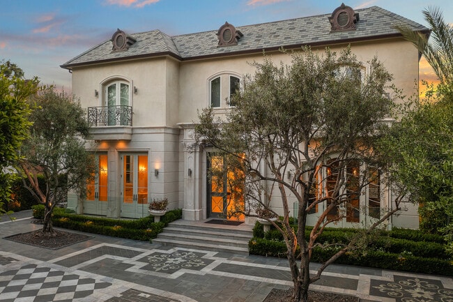 Primary Photo - 718 N Rodeo Dr