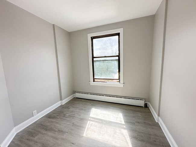 Building Photo - 4045 W Argyle St