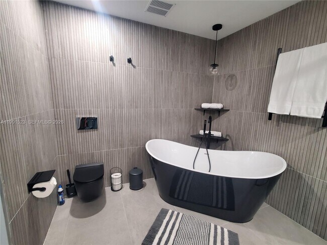 Building Photo - 1055 99th St