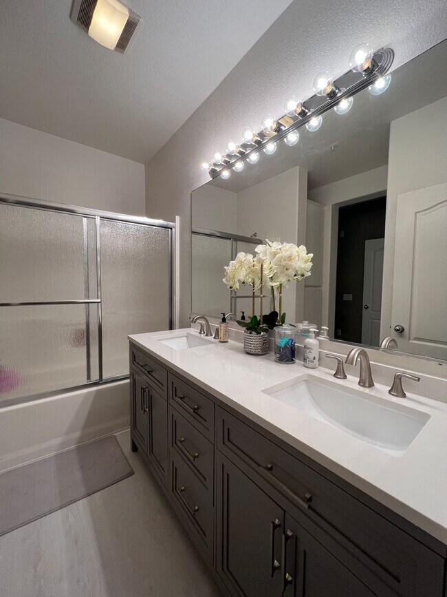 Building Photo - Gorgeous Townhome near Downtown Ventura & Beaches