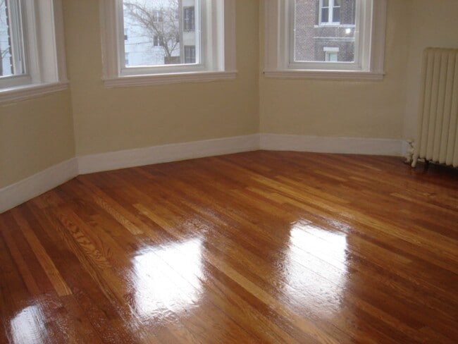 Building Photo - Renovated May 1 Studio NO FEE Heat HW inc Students ok  Seconds to Green line