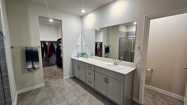 Building Photo - Spacious Ventana Home with all appliances!