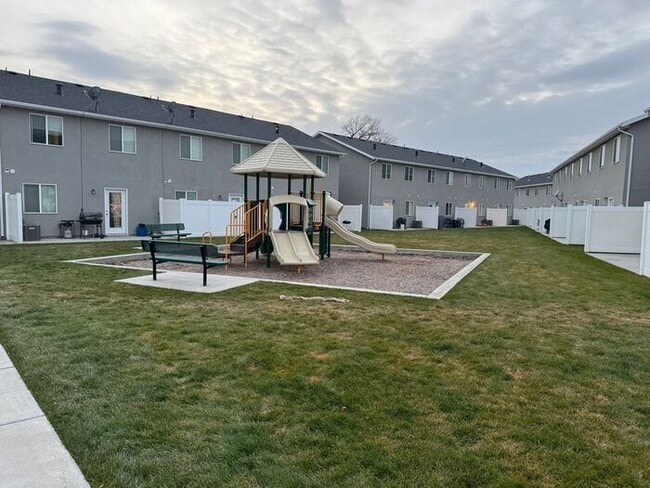 Building Photo - 3 bdrm 2 1/2 bth townhouse 1 Car Garage