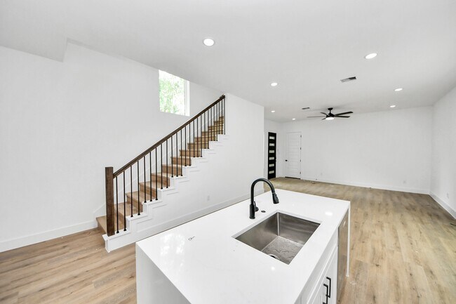 Building Photo - 8313 Venus St